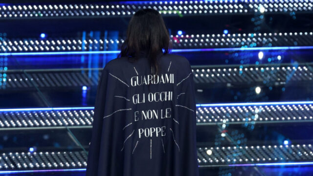 Cosa c’è scritto sul mantello di Maria Tomba e perché la cantante si è presentata in pigiama 