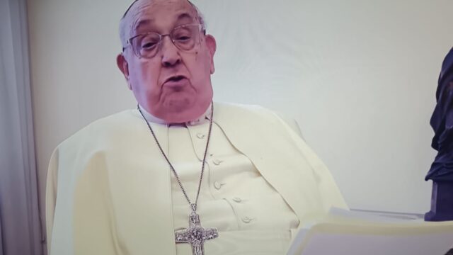 Papa Francesco compare a sorpresa al Festival di Sanremo e lancia un importante messaggio