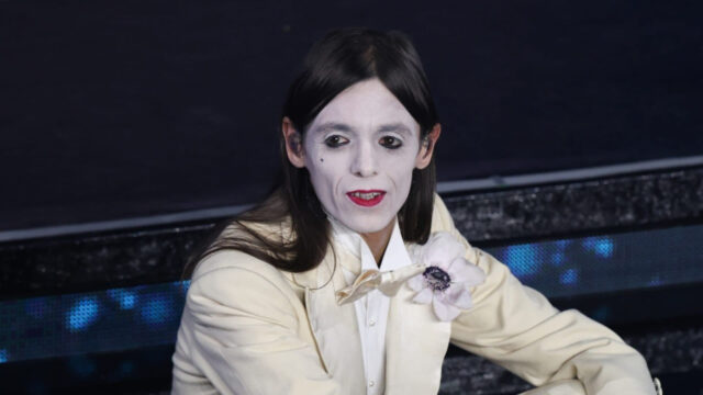 Perché Lucio Corsi si è presentato a Sanremo con il volto bianco: dietro il trucco si nasconde un significato profondo