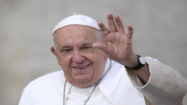 “La mano è molto gonfia” Arriva l’ultimo bollettino di salute di Papa Francesco: i medici rompono il silenzio