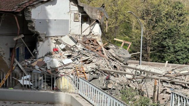 Esplosione improvvisa, crolla una palazzina di tre piani: si scava senza sosta, la situazione è seria. Dove e cos’è successo