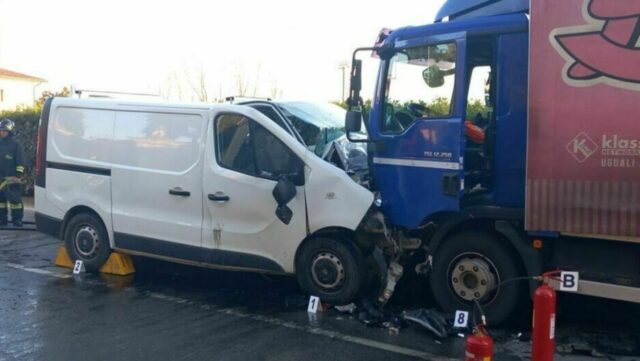 Terribile scontro tra furgone e camion, il bilancio è straziante: dove e cosa è successo 