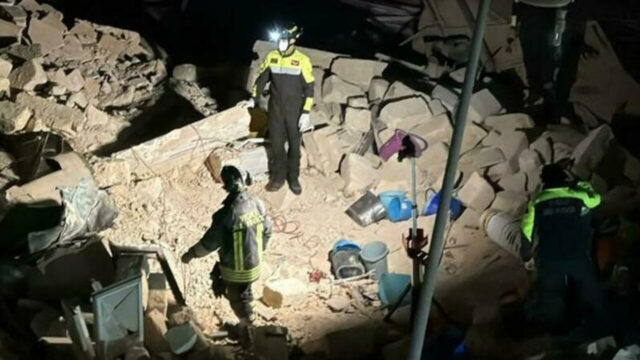 “Il suo telefono squilla” Crollo di una palazzina a Bari, si scava senza sosta per trovare lei