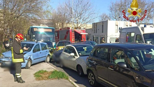 Maxi incidente tra autobus e sette auto, la situazione è seria: dove e cosa è successo 