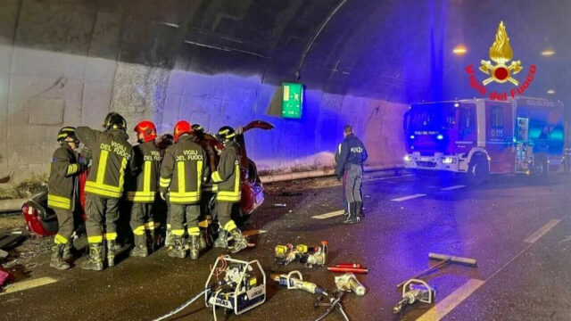 Drammatico incidente mortale in galleria tra auto e pickup: il bilancio è drammatico