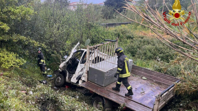 Gravissimo incidente in autostrada, con il furgone finisce in una scarpata: dove e cosa è successo