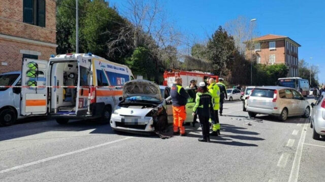 Terribile incidente tra tre auto, il bilancio è grave: dove e cosa è successo