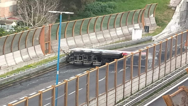 Brutto incidente in tangenziale, autocisterna di carburante si ribalta: la situazione è seria