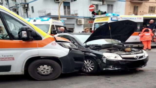 Ambulanza si schianta con un’auto durante il trasporto di tre persone: la situazione è seria