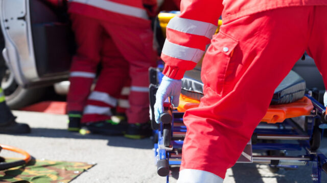 Muore mentre pulisce i vetri della finestra, non c’è stato nulla da fare: dove e cosa è successo