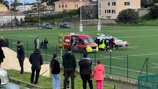 Rugbista si accascia dopo un placcaggio, colpito alla testa: ha solo 15 anni. Dove e cos’è successo