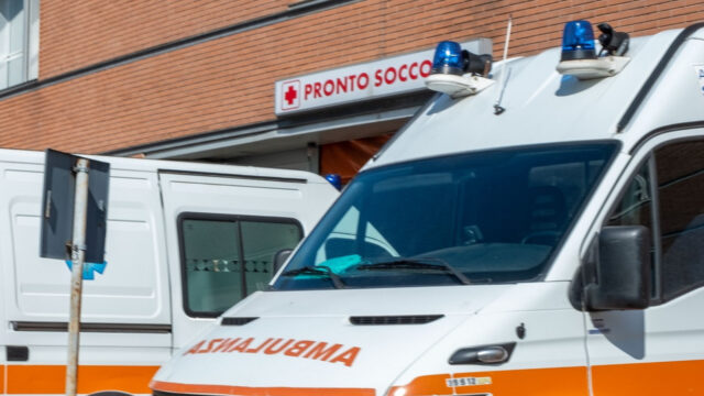 Bimbo di 10 anni alla guida per gioco: il 42 enne investito non ce l’ha fatta, la difficile decisione della famiglia