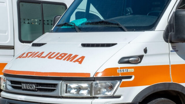 Auto investe 5 moto, la scoperta sul conducente dell’automobile fa infuriare: due dei motociclisti sono in gravi condizioni