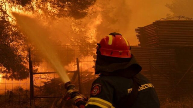 Scoppia un incendio in una casa: morti tre bambini molto piccoli. Dove e cos’è successo