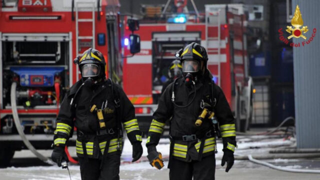 Drammatico incendio in una palazzina, persone in fuga sui balconi: dove e cosa è successo