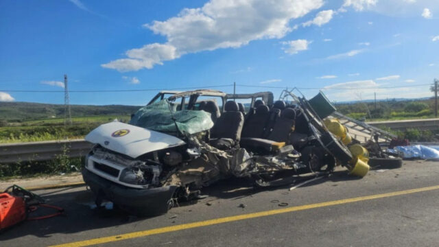 Straziante incidente stradale, scontro tra un furgone e un van: il bilancio è drammatico