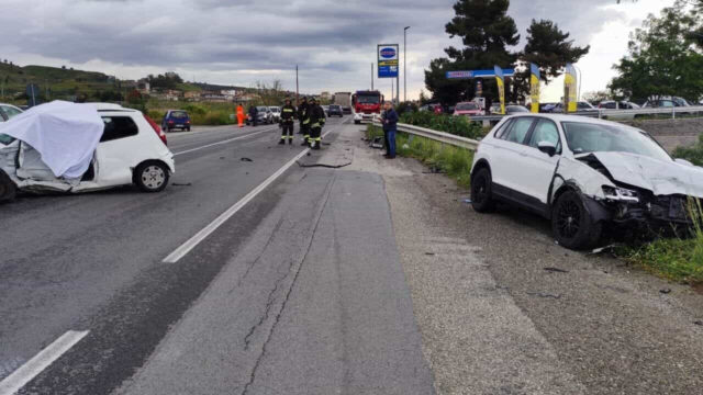 Spaventoso scontro tra due auto, il bilancio è molto grave: dove e cosa è successo