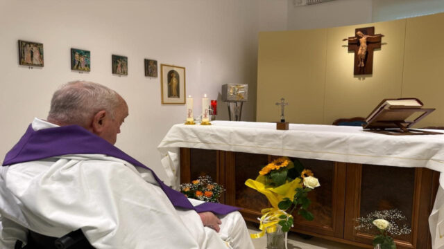 Pubblicata la prima foto di Papa Francesco dopo il lungo ricovero: come sta il Pontefice 