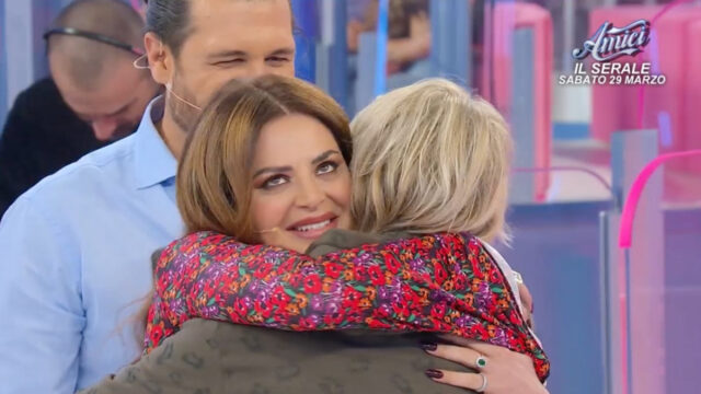 “Cosa si sono dette” Uomini e Donne, Maria De Filippi lo sussurra sottovoce a Roberta: di cosa si tratta