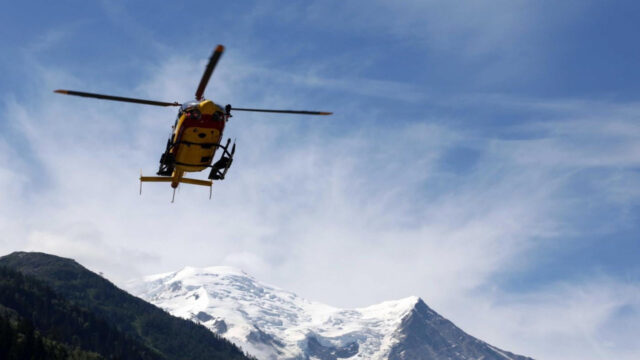 Tragedia in montagna, una valanga improvvisa colpisce tre alpinisti: si cerca un disperso