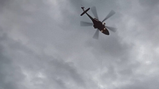 Elicottero precipita in un campo, il bilancio è grave: dove e cosa è successo 