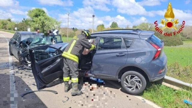 Violento frontale tra due auto, il bilancio è disastroso: dove e cosa è successo