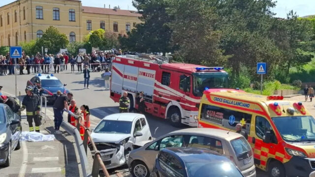 Tragedia del 25 aprile, auto piomba sulla folla, il bilancio è gravissimo: dove e cosa è successo