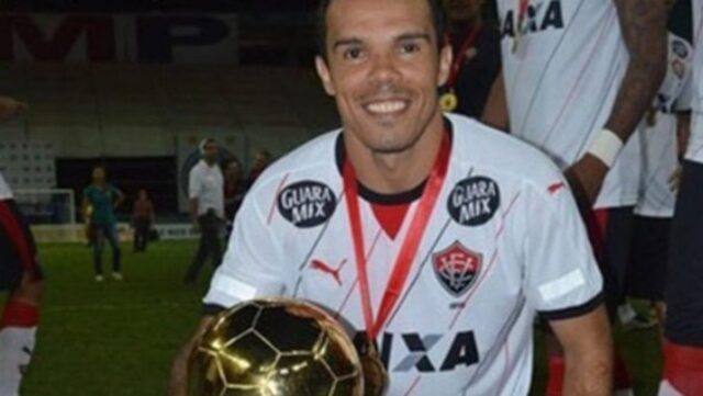 Gravissimo lutto nel calcio, l’amatissimo calciatore è morto a 41 anni: tragiche le cause 