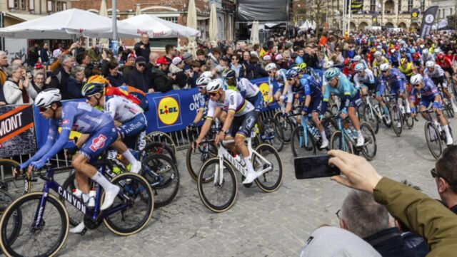 Tragico incidente durante la famosa gara, due ciclisti perdono la vita: dove e cosa è successo 