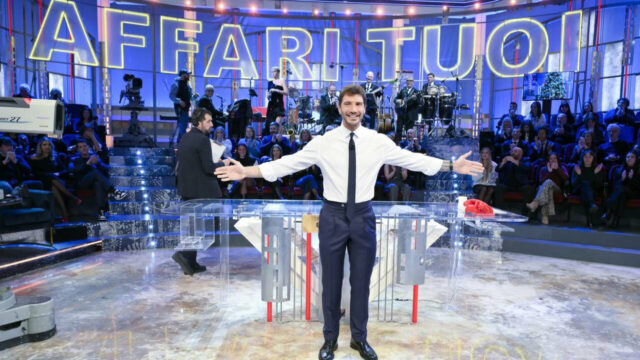 “Devi credere nei segni” Affari Tuoi, il dottore si scaglia contro il concorrente ed entra in studio furioso: cos’è successo