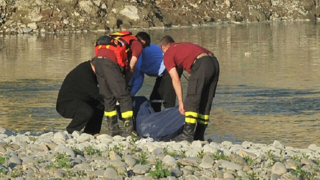 Tragedia in gita, maestra porta gli alunni in riva del fiume e fa una tremenda scoperta
