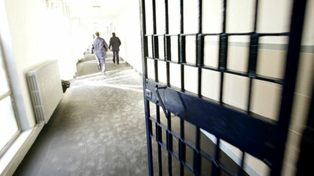 “Nessuno si è accorto” Femminicidio in carcere durante visita, detenuto uccide la moglie
