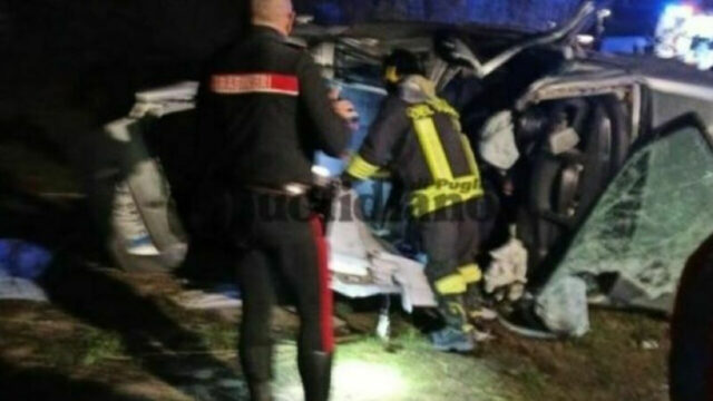 Auto si ribalta contro un albero: tragico incidente nella notte, a bordo 4 giovanissimi, bilancio drammatico