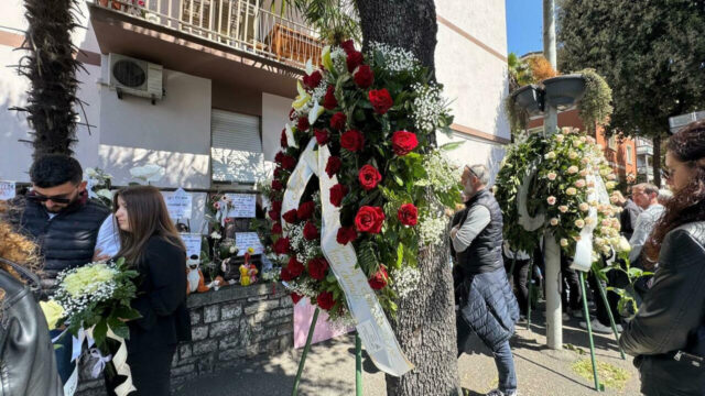 “Ha avuto un malore” paura per la mamma di Ilaria Sula durante il rito funebre: l’ultimo addio è stato straziante