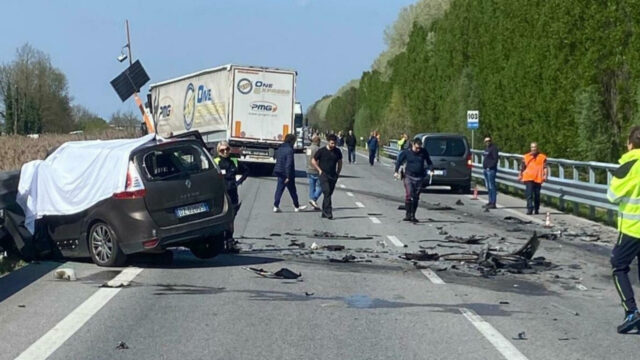 Terribile incidente tra auto e tir, ipotesi sorpasso azzardato: ci sono più vittime. Dove e cos’è successo