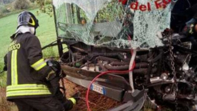 Drammatico incidente tra un tir e uno scuolabus, a bordo 30 bambini: dove e cosa è successo 