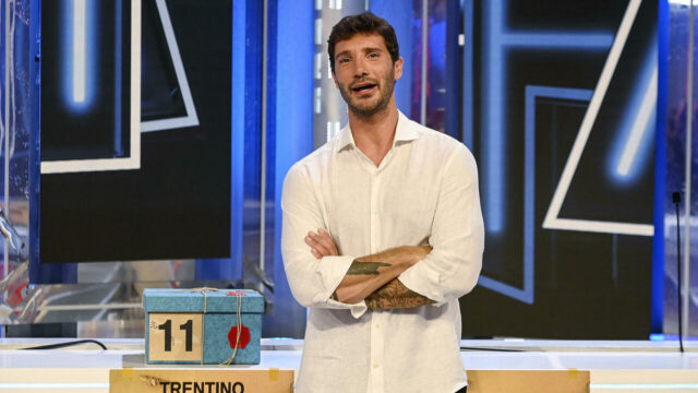 “Vengono sfruttati anche i lutti” Affari Tuoi, arriva la gravissima denuncia sul programma