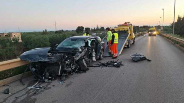 Spaventoso scontro frontale fra auto, il bilancio è gravissimo: dove e cosa è successo