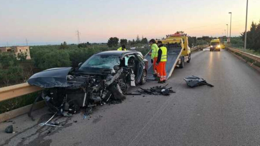 Spaventoso scontro frontale fra auto, il bilancio è gravissimo: dove e cosa è successo