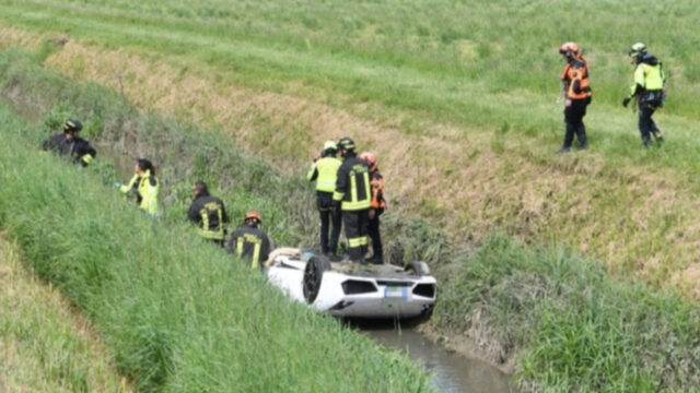 “È rimasto intrappolato” drammatico incidente in Lamborghini: finisce nel canale di irrigazione