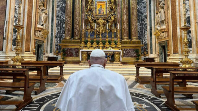 “La tomba è stata pagata da un benefattore” Papa Francesco, nel testamento svela che la sepoltura è stata già pagata: di chi si tratta