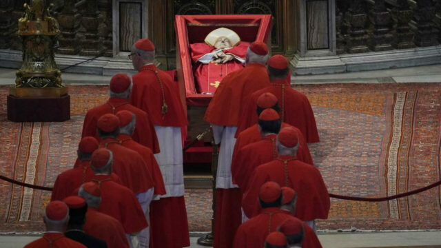 Quanto guadagnano i Cardinali Cardinali, il nuovo stipendio dopo il taglio deciso da Papa Francesco
