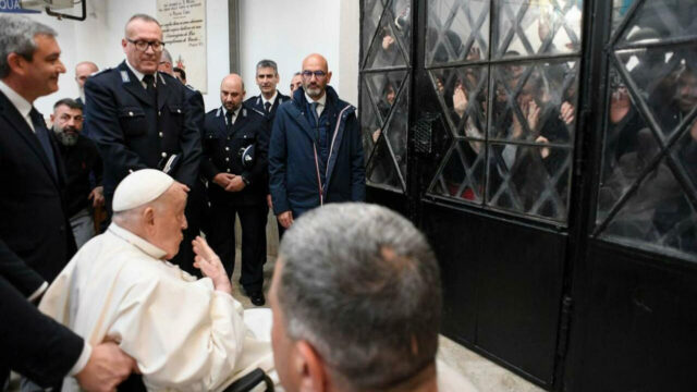 “Ha donato i suoi soldi a loro” Papa Francesco, l’ultimo gesto del Pontefice prima di morire
