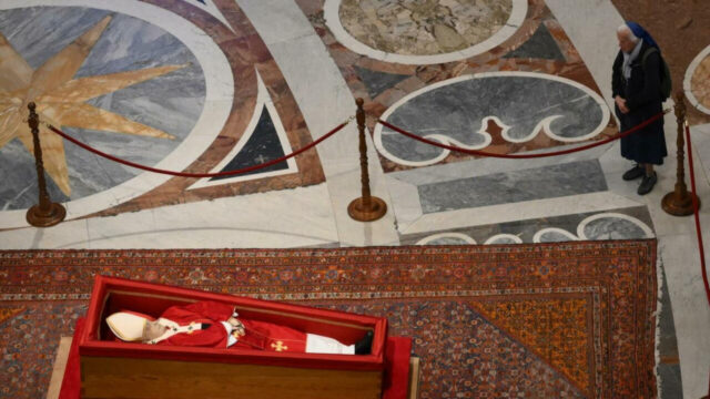 “Ha infranto il protocollo accanto alla bara di Papa Francesco” Chi è Suor Genevieve e che cosa ha fatto