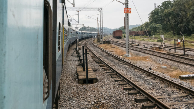 Muore travolta da un treno, la tragedia sotto gli occhi dei genitori: dove e cosa è successo 