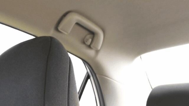 Maniglie interne delle auto, sapete a cosa servono davvero? La loro vera utilità vi lascerà senza parole 