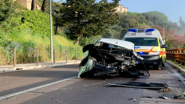 Tragedia sfiorata, spaventoso frontale tra due auto: traffico in tilt