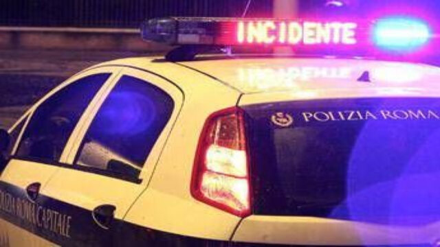 “Alla guida un neopatentato” Incidente mortale nella notte, un pedone di 47 anni è stato travolto da un’auto