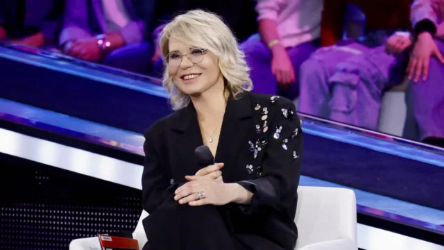 “Ha optato per un look black” quanto costa il nuovo tailleur di Maria de Filippi indossato ad Amici