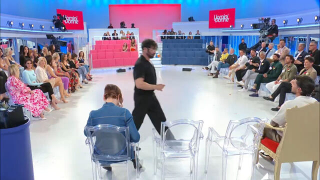 “La famosa della tv nel parterre” Uomini e Donne, il clamoroso gossip sorprende, i fan non vedono l’ora